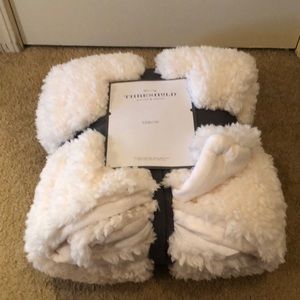 NWT Threshold White Quality Throw